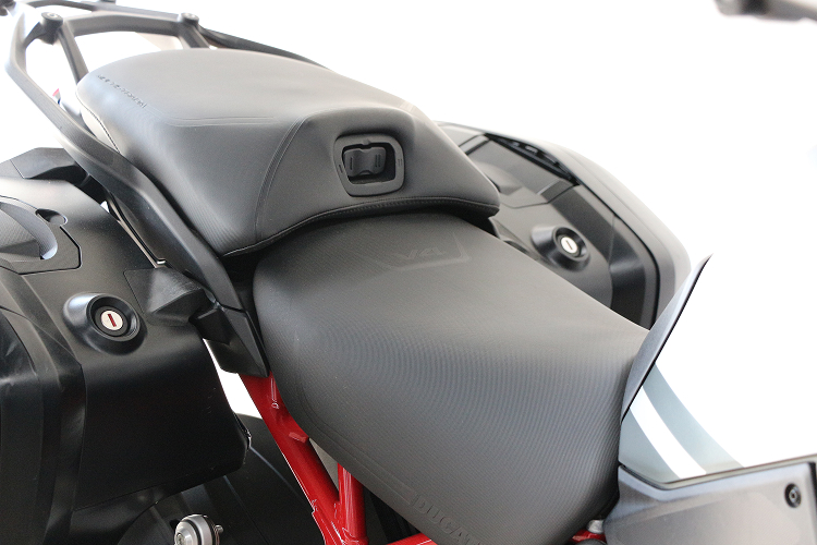 DUCATIMULTISTRADAV4S-1