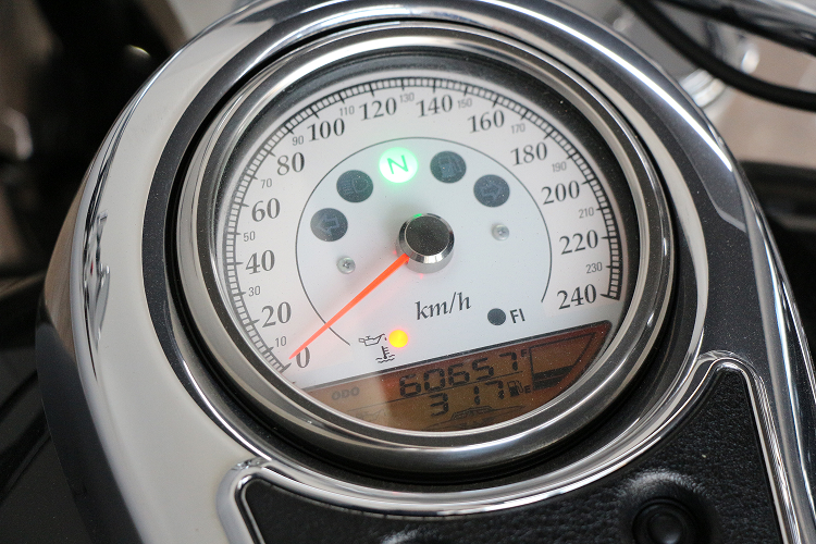 SUZUKIINTRUDER1800-3