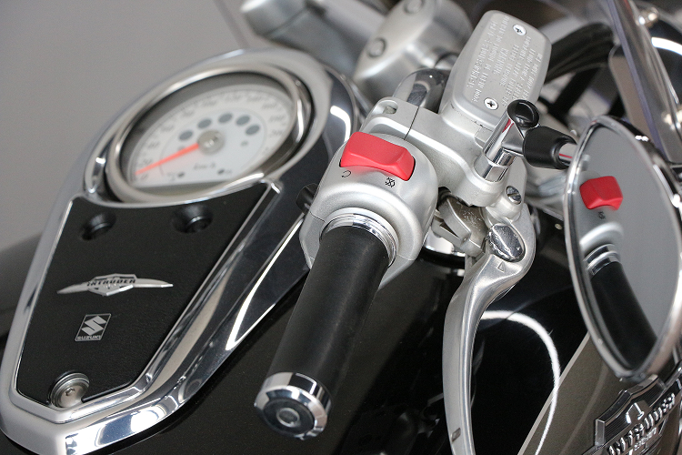 SUZUKIINTRUDER1800-4