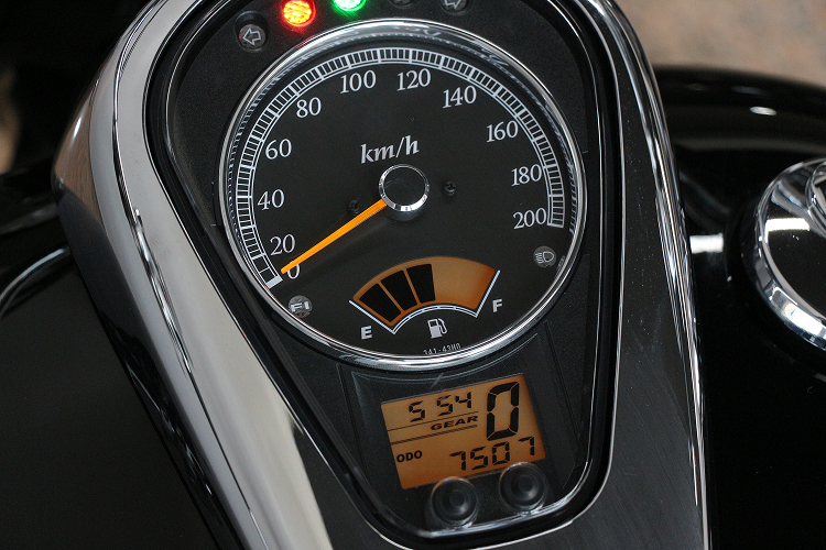 SUZUKIINTRUDER800-3