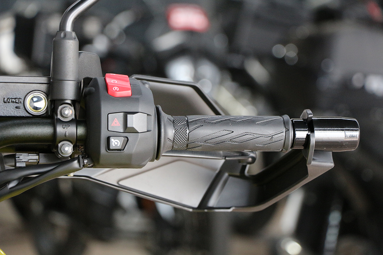 SUZUKIVSTROM1050-4